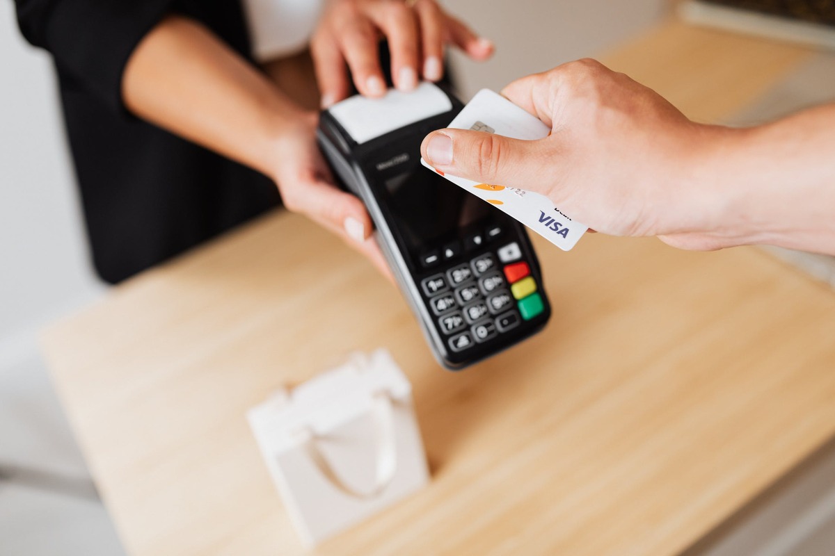Entenda se é possível zerar a anuidade do cartão de crédito